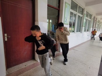 消防安全记于心 应急演练践于行——曲塘镇小教集团章郭校区举行消防应急演练活动